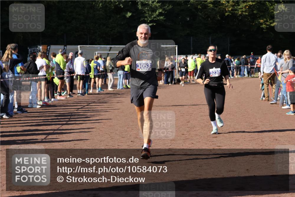 27.09.2026 - 35. Volkslauf durch das schöne Alstertal Strokosch-Dieckow http://msf.ph/oto/10584073 27.09.2026 11:37:45 Ziel 1005, 3053, 3230 meine-sportfotos.de