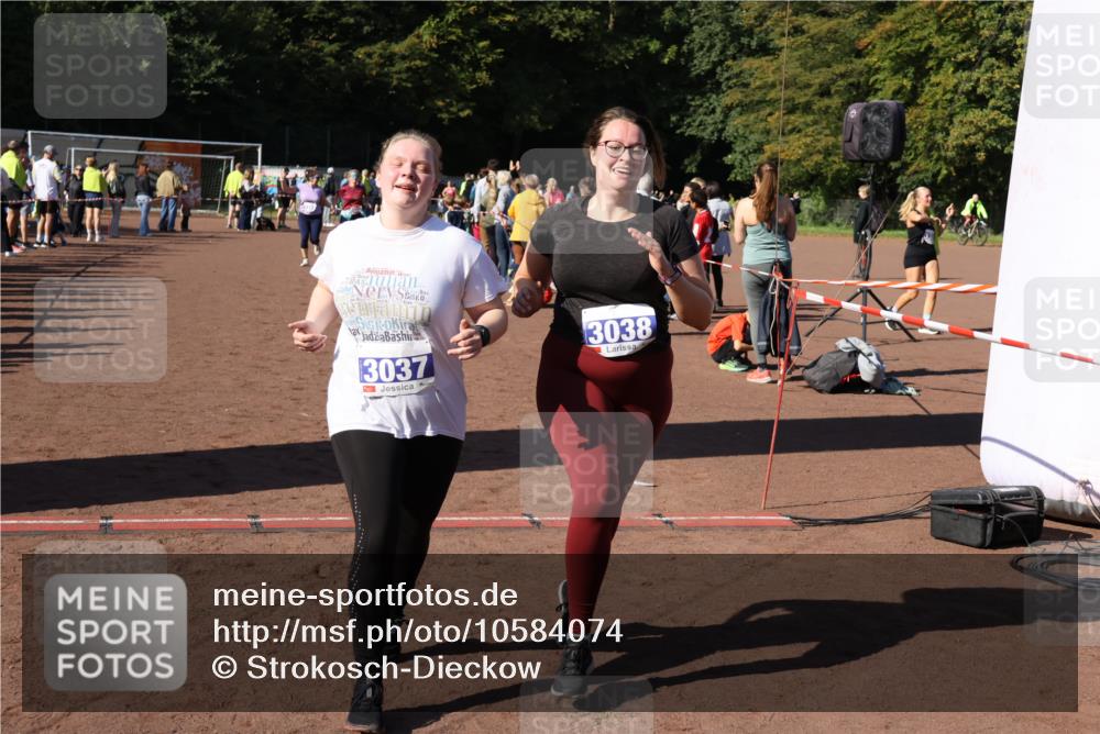 27.09.2026 - 35. Volkslauf durch das schöne Alstertal Strokosch-Dieckow http://msf.ph/oto/10584074 27.09.2026 11:40:38 Ziel 1126, 3037, 3260, 3393 meine-sportfotos.de