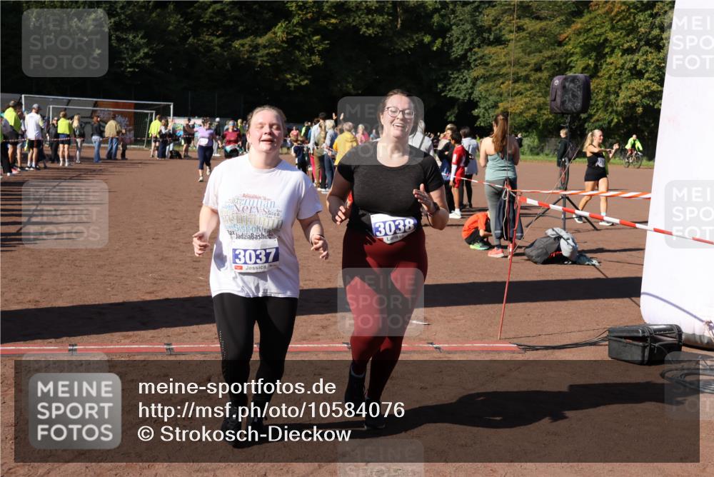 27.09.2026 - 35. Volkslauf durch das schöne Alstertal Strokosch-Dieckow http://msf.ph/oto/10584076 27.09.2026 11:40:38 Ziel 1126, 3037, 3260, 3393 meine-sportfotos.de
