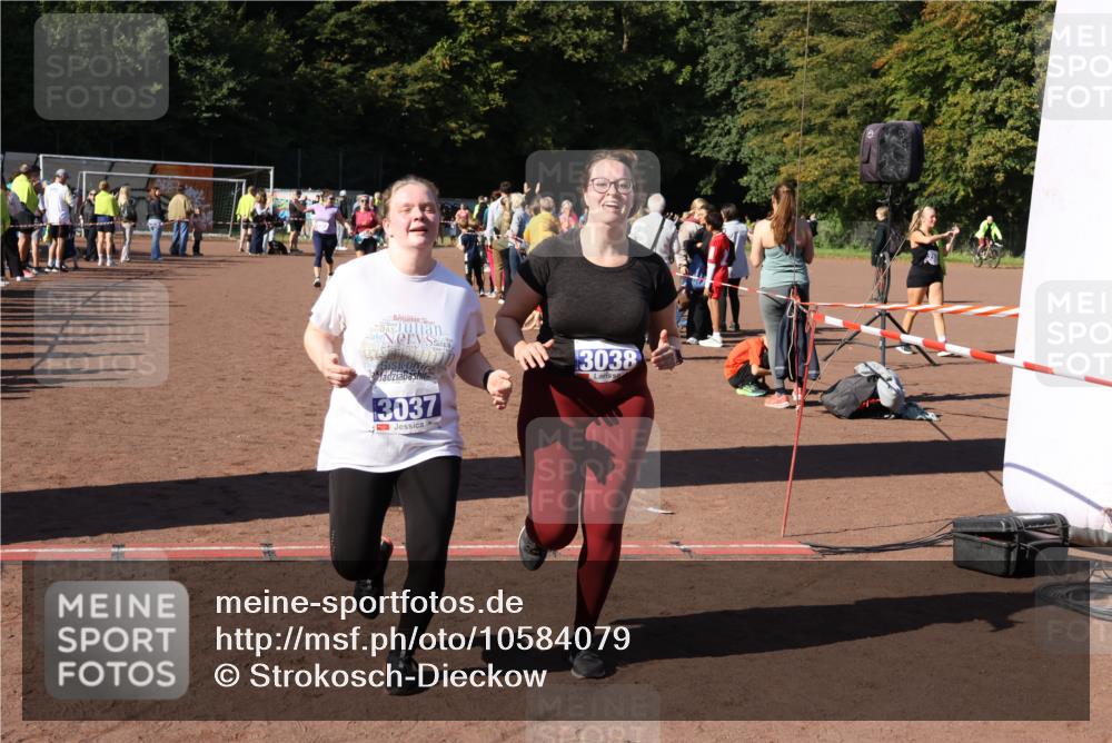27.09.2026 - 35. Volkslauf durch das schöne Alstertal Strokosch-Dieckow http://msf.ph/oto/10584079 27.09.2026 11:40:38 Ziel 1126, 3037, 3260, 3393 meine-sportfotos.de