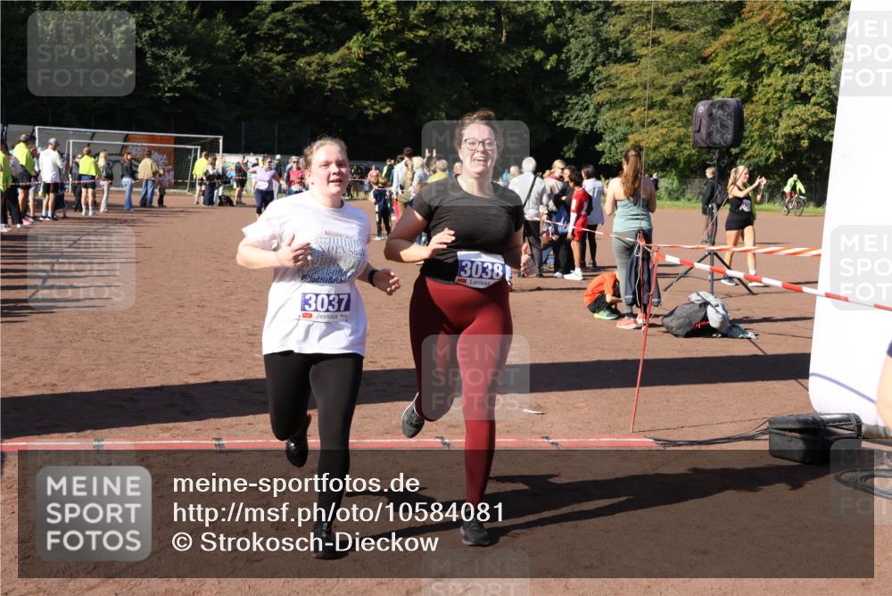 27.09.2026 - 35. Volkslauf durch das schöne Alstertal Strokosch-Dieckow http://msf.ph/oto/10584081 27.09.2026 11:40:38 Ziel 1126, 3037, 3260, 3393 meine-sportfotos.de