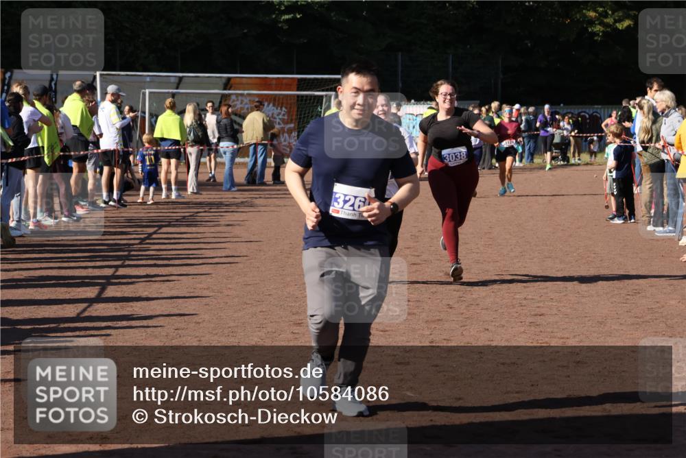 27.09.2026 - 35. Volkslauf durch das schöne Alstertal Strokosch-Dieckow http://msf.ph/oto/10584086 27.09.2026 11:40:35 Ziel 1456, 3037, 3260, 3381 meine-sportfotos.de