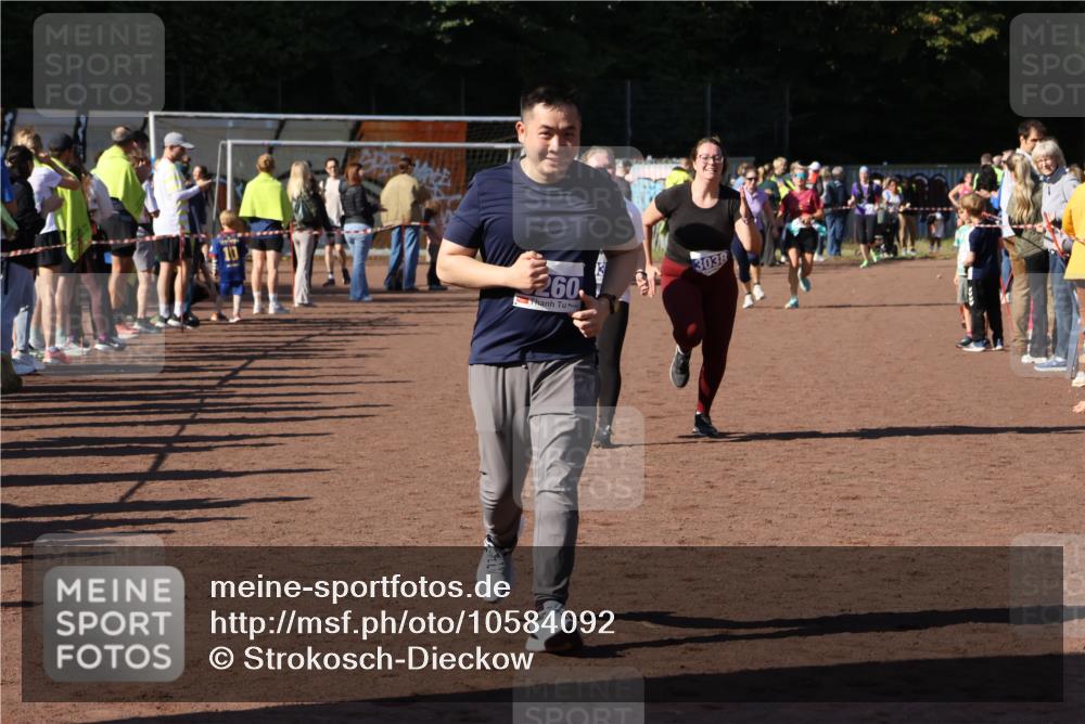 27.09.2026 - 35. Volkslauf durch das schöne Alstertal Strokosch-Dieckow http://msf.ph/oto/10584092 27.09.2026 11:40:35 Ziel 1456, 3037, 3260, 3381 meine-sportfotos.de