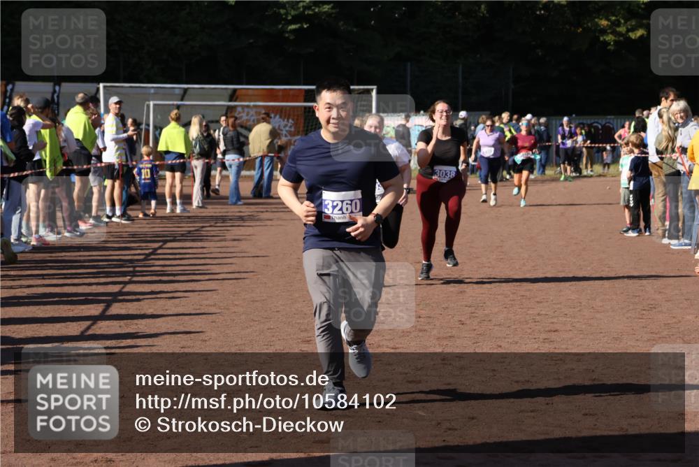 27.09.2026 - 35. Volkslauf durch das schöne Alstertal Strokosch-Dieckow http://msf.ph/oto/10584102 27.09.2026 11:40:34 Ziel 1456, 3037, 3260, 3381 meine-sportfotos.de
