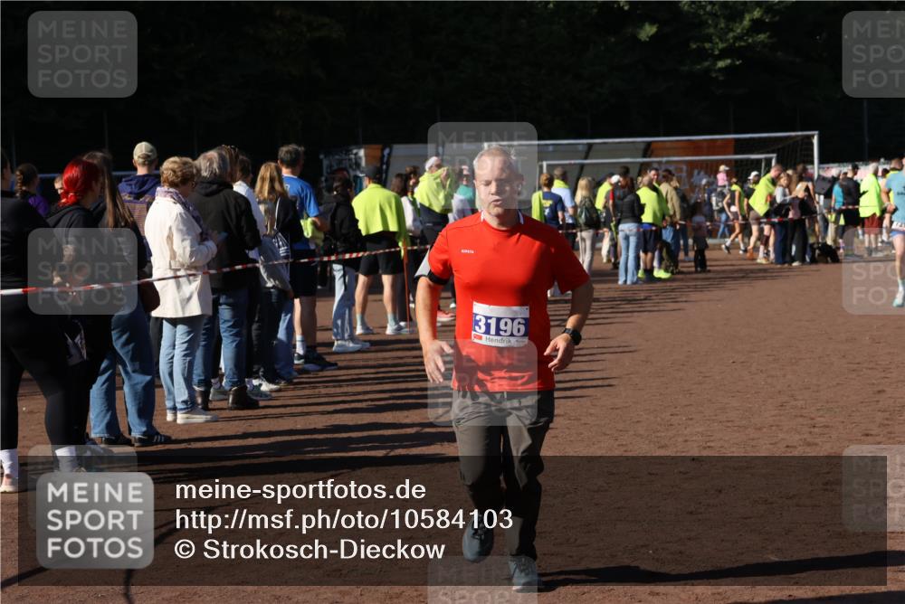 27.09.2026 - 35. Volkslauf durch das schöne Alstertal Strokosch-Dieckow http://msf.ph/oto/10584103 27.09.2026 11:37:32 Ziel 1436, 3196, 3334 meine-sportfotos.de