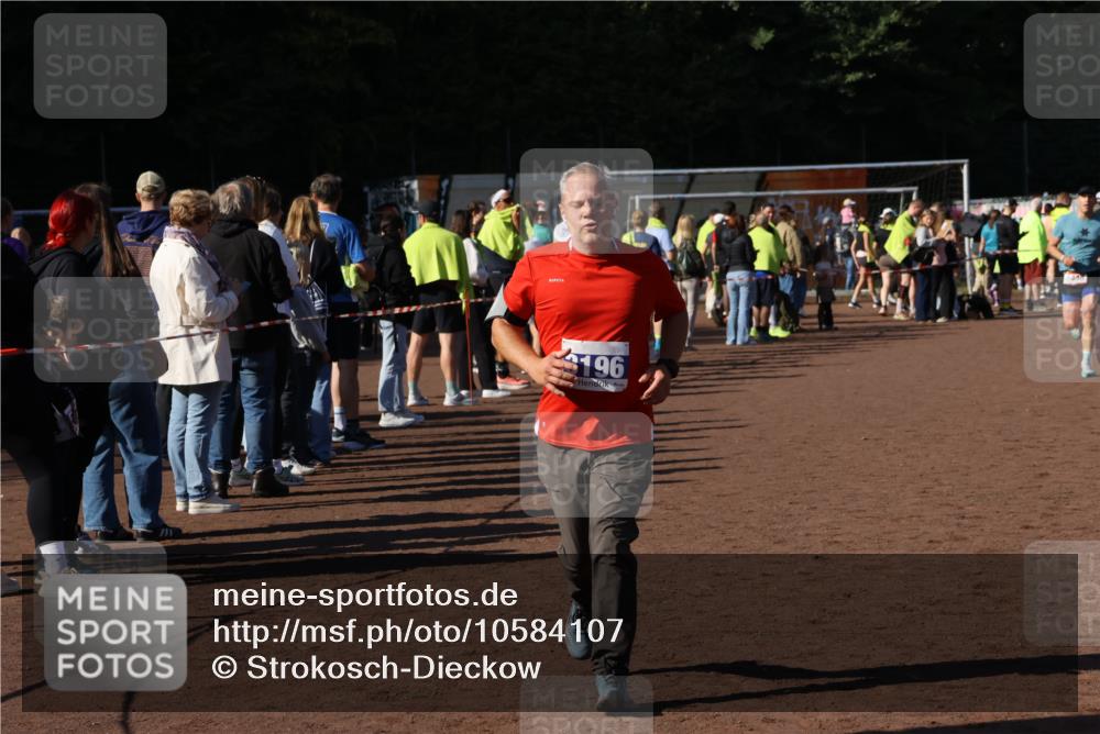 27.09.2026 - 35. Volkslauf durch das schöne Alstertal Strokosch-Dieckow http://msf.ph/oto/10584107 27.09.2026 11:37:32 Ziel 1436, 3196, 3334 meine-sportfotos.de