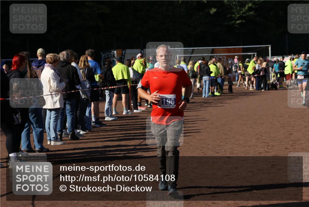 27.09.2026 - 35. Volkslauf durch das schöne Alstertal Strokosch-Dieckow http://msf.ph/oto/10584108 27.09.2026 11:37:32 Ziel 1436, 3196, 3334 meine-sportfotos.de