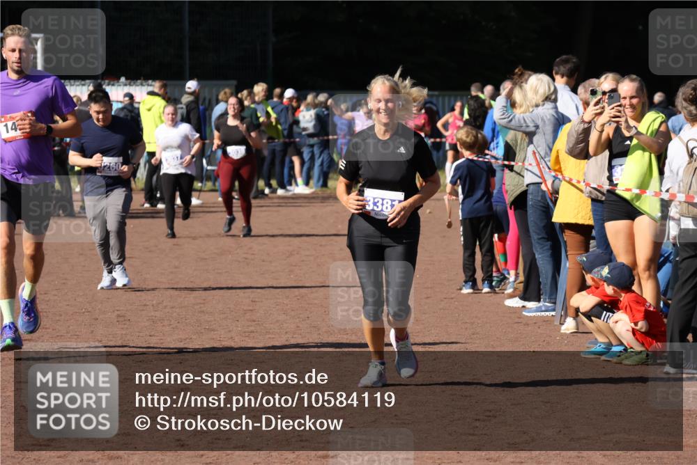 27.09.2026 - 35. Volkslauf durch das schöne Alstertal Strokosch-Dieckow http://msf.ph/oto/10584119 27.09.2026 11:40:28 Ziel 1456, 3260, 3381 meine-sportfotos.de