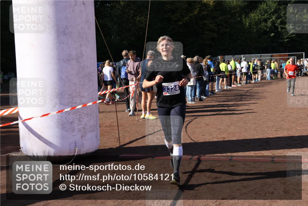 27.09.2026 - 35. Volkslauf durch das schöne Alstertal Strokosch-Dieckow http://msf.ph/oto/10584121 27.09.2026 11:37:28 Ziel 3196, 3324, 3334 meine-sportfotos.de