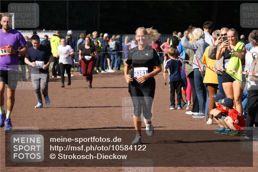 27.09.2026 - 35. Volkslauf durch das schöne Alstertal Strokosch-Dieckow http://msf.ph/oto/10584122 27.09.2026 11:40:28 Ziel 1456, 3260, 3381 meine-sportfotos.de