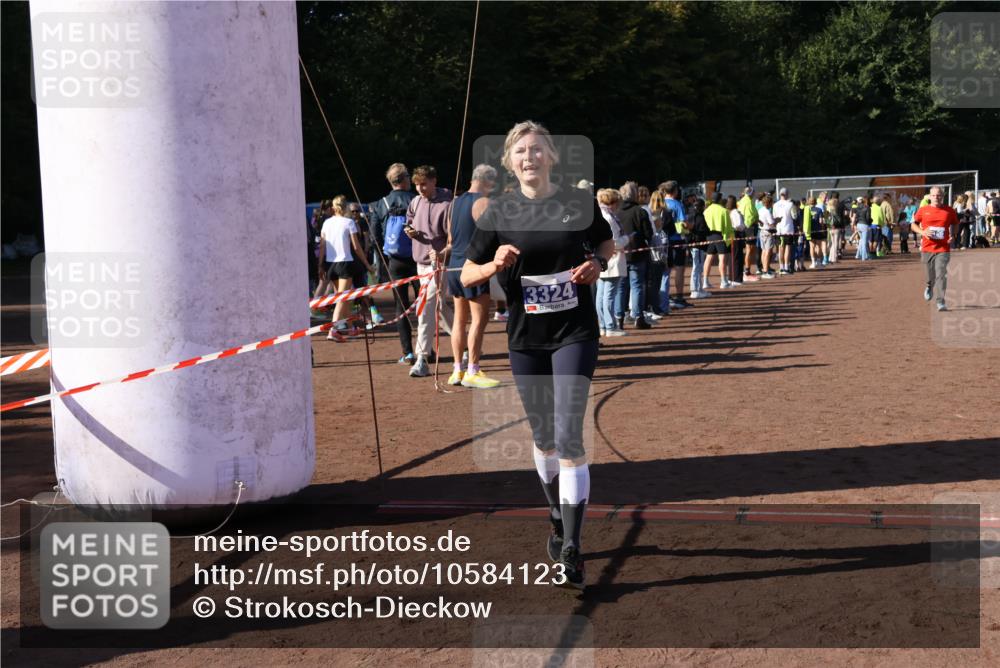 27.09.2026 - 35. Volkslauf durch das schöne Alstertal Strokosch-Dieckow http://msf.ph/oto/10584123 27.09.2026 11:37:28 Ziel 3196, 3324, 3334 meine-sportfotos.de