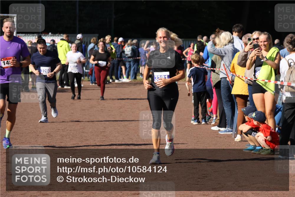 27.09.2026 - 35. Volkslauf durch das schöne Alstertal Strokosch-Dieckow http://msf.ph/oto/10584124 27.09.2026 11:40:28 Ziel 1456, 3260, 3381 meine-sportfotos.de