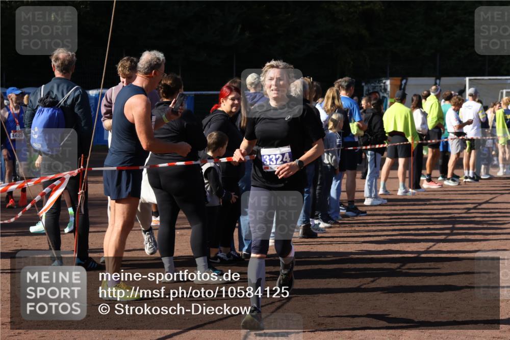 27.09.2026 - 35. Volkslauf durch das schöne Alstertal Strokosch-Dieckow http://msf.ph/oto/10584125 27.09.2026 11:37:26 Ziel 3196, 3324, 3334, 3974 meine-sportfotos.de