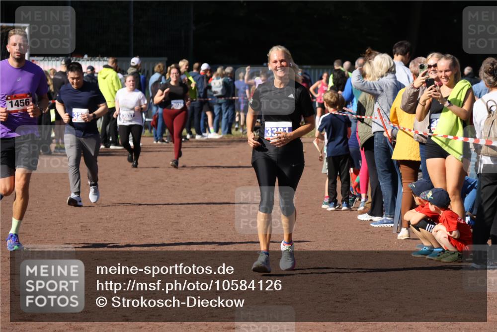 27.09.2026 - 35. Volkslauf durch das schöne Alstertal Strokosch-Dieckow http://msf.ph/oto/10584126 27.09.2026 11:40:28 Ziel 1456, 3260, 3381 meine-sportfotos.de