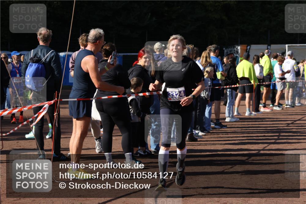 27.09.2026 - 35. Volkslauf durch das schöne Alstertal Strokosch-Dieckow http://msf.ph/oto/10584127 27.09.2026 11:37:26 Ziel 3196, 3324, 3334, 3974 meine-sportfotos.de
