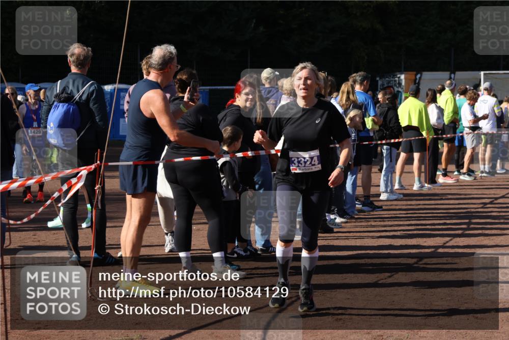 27.09.2026 - 35. Volkslauf durch das schöne Alstertal Strokosch-Dieckow http://msf.ph/oto/10584129 27.09.2026 11:37:26 Ziel 3196, 3324, 3334, 3974 meine-sportfotos.de