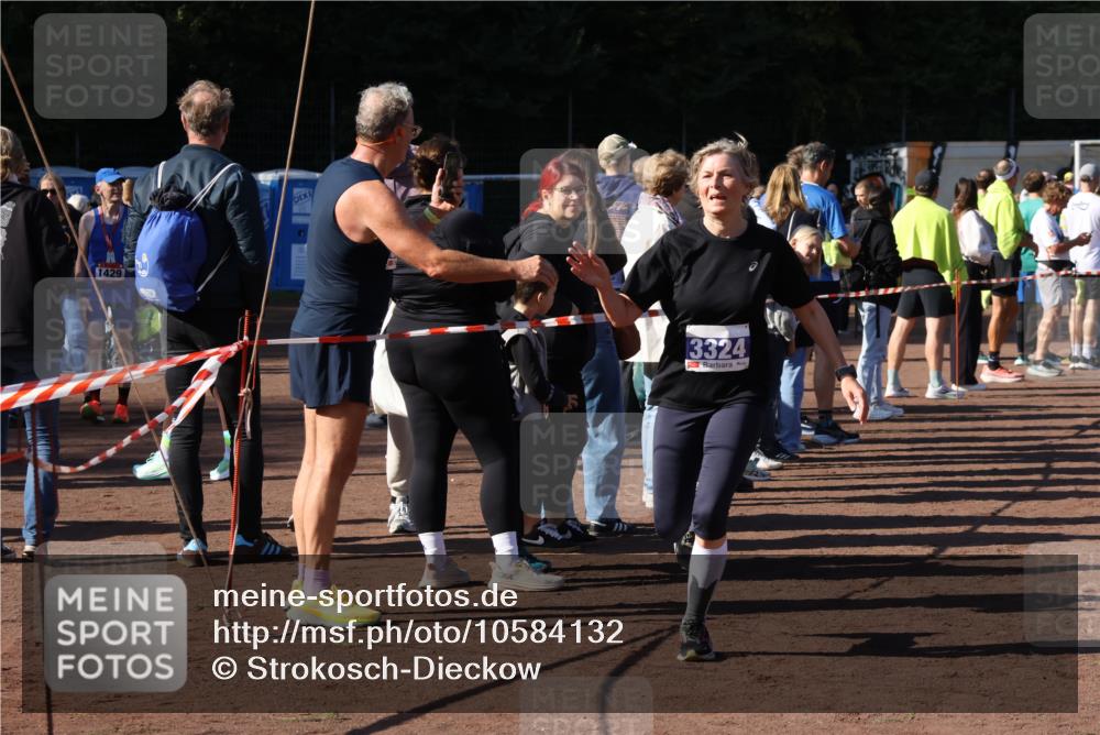 27.09.2026 - 35. Volkslauf durch das schöne Alstertal Strokosch-Dieckow http://msf.ph/oto/10584132 27.09.2026 11:37:25 Ziel 3196, 3324, 3334, 3974 meine-sportfotos.de