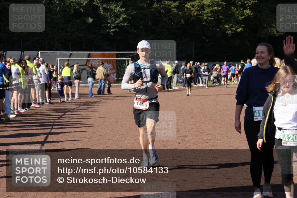27.09.2026 - 35. Volkslauf durch das schöne Alstertal Strokosch-Dieckow http://msf.ph/oto/10584133 27.09.2026 11:40:19 Ziel 1458, 3081, 3082, 4195, 4198, 4199, 4200 meine-sportfotos.de
