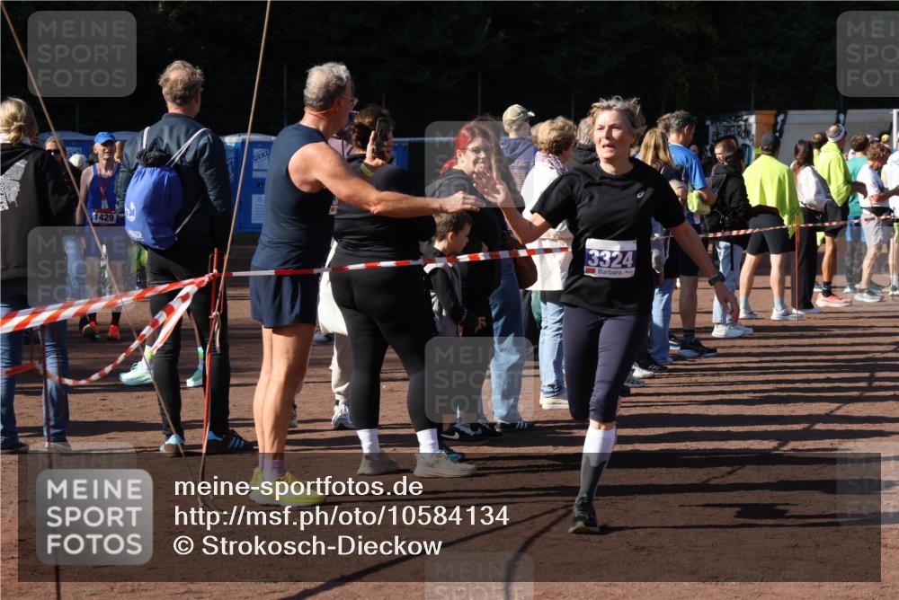 27.09.2026 - 35. Volkslauf durch das schöne Alstertal Strokosch-Dieckow http://msf.ph/oto/10584134 27.09.2026 11:37:25 Ziel 3196, 3324, 3334, 3974 meine-sportfotos.de