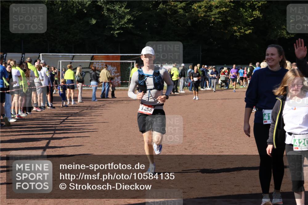 27.09.2026 - 35. Volkslauf durch das schöne Alstertal Strokosch-Dieckow http://msf.ph/oto/10584135 27.09.2026 11:40:19 Ziel 1458, 3081, 3082, 4195, 4198, 4199, 4200 meine-sportfotos.de