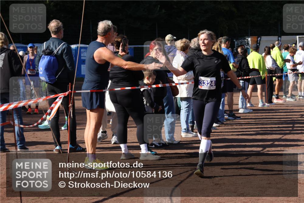 27.09.2026 - 35. Volkslauf durch das schöne Alstertal Strokosch-Dieckow http://msf.ph/oto/10584136 27.09.2026 11:37:25 Ziel 3196, 3324, 3334, 3974 meine-sportfotos.de