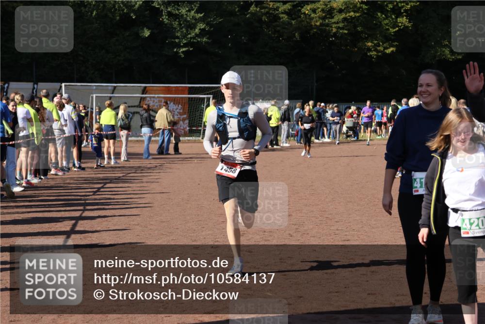 27.09.2026 - 35. Volkslauf durch das schöne Alstertal Strokosch-Dieckow http://msf.ph/oto/10584137 27.09.2026 11:40:19 Ziel 1458, 3081, 3082, 4195, 4198, 4199, 4200 meine-sportfotos.de