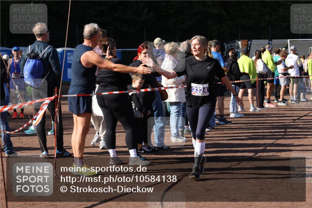 27.09.2026 - 35. Volkslauf durch das schöne Alstertal Strokosch-Dieckow http://msf.ph/oto/10584138 27.09.2026 11:37:25 Ziel 3196, 3324, 3334, 3974 meine-sportfotos.de