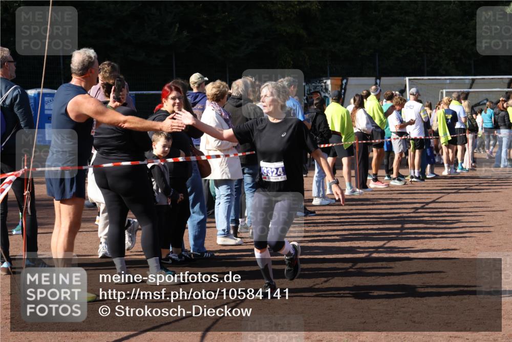 27.09.2026 - 35. Volkslauf durch das schöne Alstertal Strokosch-Dieckow http://msf.ph/oto/10584141 27.09.2026 11:37:25 Ziel 3196, 3324, 3334, 3974 meine-sportfotos.de