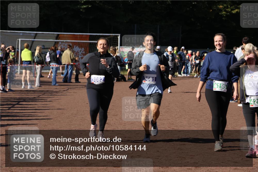 27.09.2026 - 35. Volkslauf durch das schöne Alstertal Strokosch-Dieckow http://msf.ph/oto/10584144 27.09.2026 11:40:13 Ziel 1458, 3081, 3082, 4195, 4198, 4199, 4200 meine-sportfotos.de