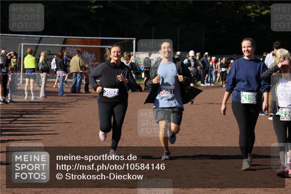 27.09.2026 - 35. Volkslauf durch das schöne Alstertal Strokosch-Dieckow http://msf.ph/oto/10584146 27.09.2026 11:40:13 Ziel 1458, 3081, 3082, 4195, 4198, 4199, 4200 meine-sportfotos.de