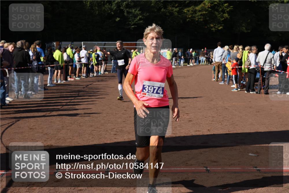 27.09.2026 - 35. Volkslauf durch das schöne Alstertal Strokosch-Dieckow http://msf.ph/oto/10584147 27.09.2026 11:37:23 Ziel 3187, 3324, 3974 meine-sportfotos.de