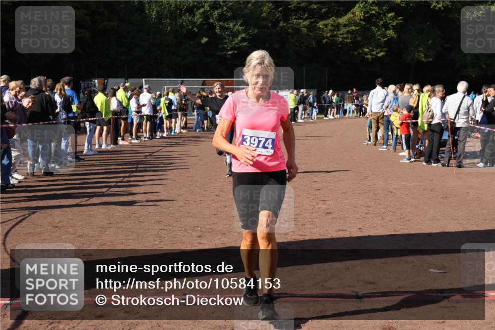 27.09.2026 - 35. Volkslauf durch das schöne Alstertal Strokosch-Dieckow http://msf.ph/oto/10584153 27.09.2026 11:37:23 Ziel 3187, 3324, 3974 meine-sportfotos.de