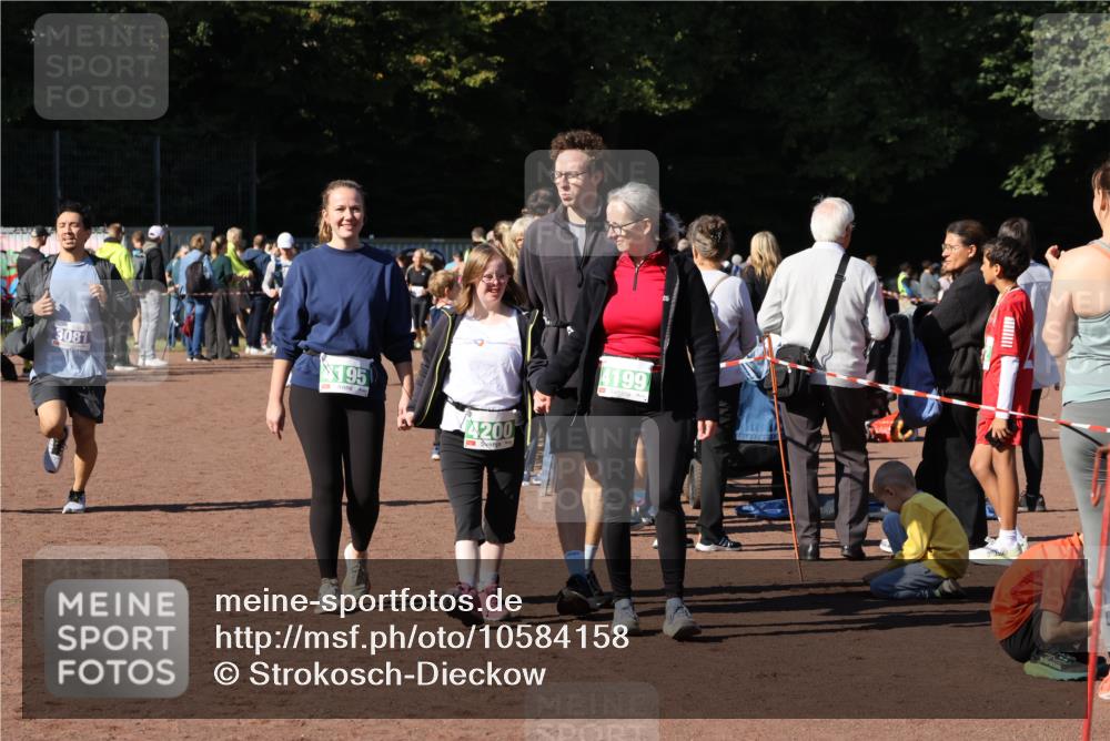 27.09.2026 - 35. Volkslauf durch das schöne Alstertal Strokosch-Dieckow http://msf.ph/oto/10584158 27.09.2026 11:40:10 Ziel 1450, 3081, 3082, 4198, 4199 meine-sportfotos.de