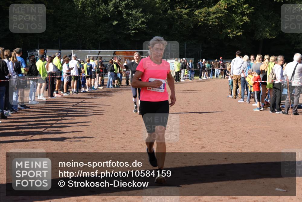 27.09.2026 - 35. Volkslauf durch das schöne Alstertal Strokosch-Dieckow http://msf.ph/oto/10584159 27.09.2026 11:37:23 Ziel 3187, 3324, 3974 meine-sportfotos.de