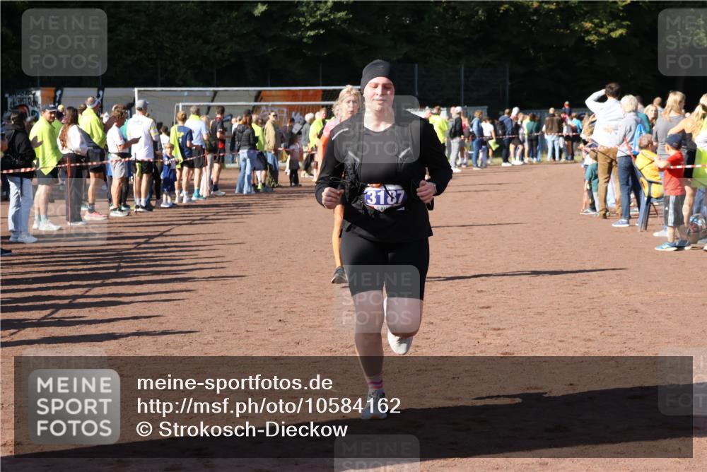 27.09.2026 - 35. Volkslauf durch das schöne Alstertal Strokosch-Dieckow http://msf.ph/oto/10584162 27.09.2026 11:37:20 Ziel 1441, 3187, 3324, 3974 meine-sportfotos.de