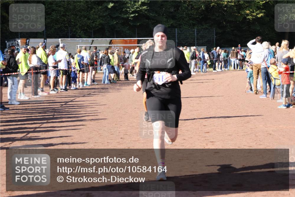 27.09.2026 - 35. Volkslauf durch das schöne Alstertal Strokosch-Dieckow http://msf.ph/oto/10584164 27.09.2026 11:37:20 Ziel 1441, 3187, 3324, 3974 meine-sportfotos.de