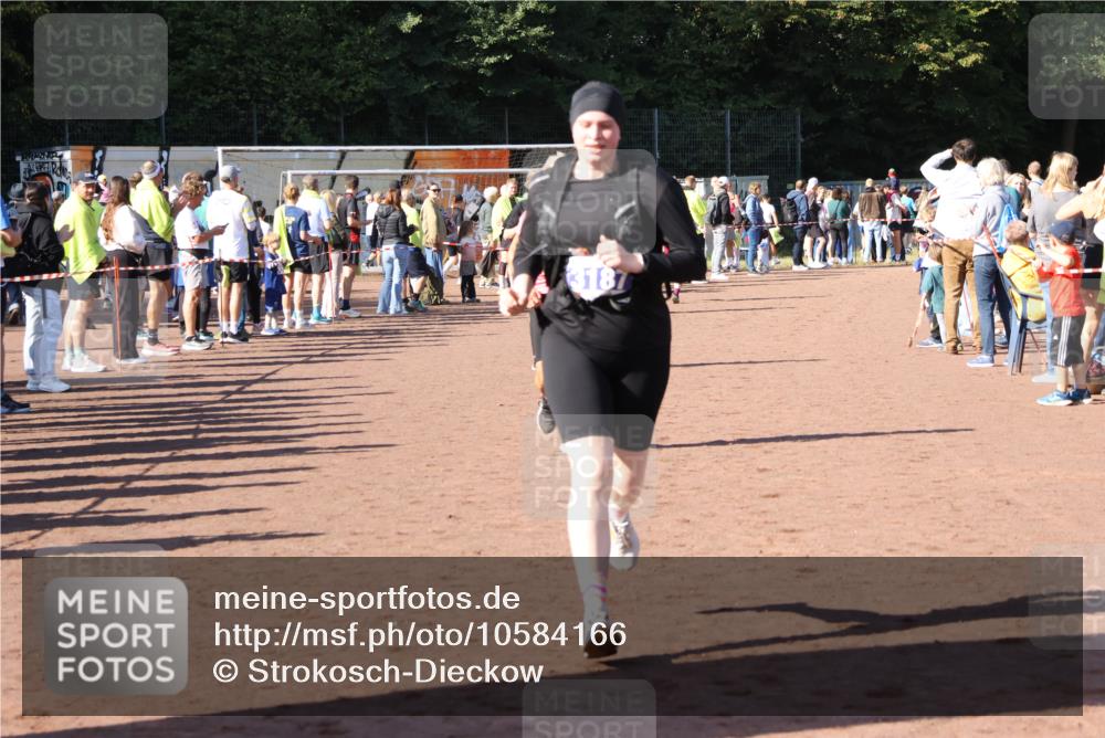27.09.2026 - 35. Volkslauf durch das schöne Alstertal Strokosch-Dieckow http://msf.ph/oto/10584166 27.09.2026 11:37:20 Ziel 1441, 3187, 3324, 3974 meine-sportfotos.de