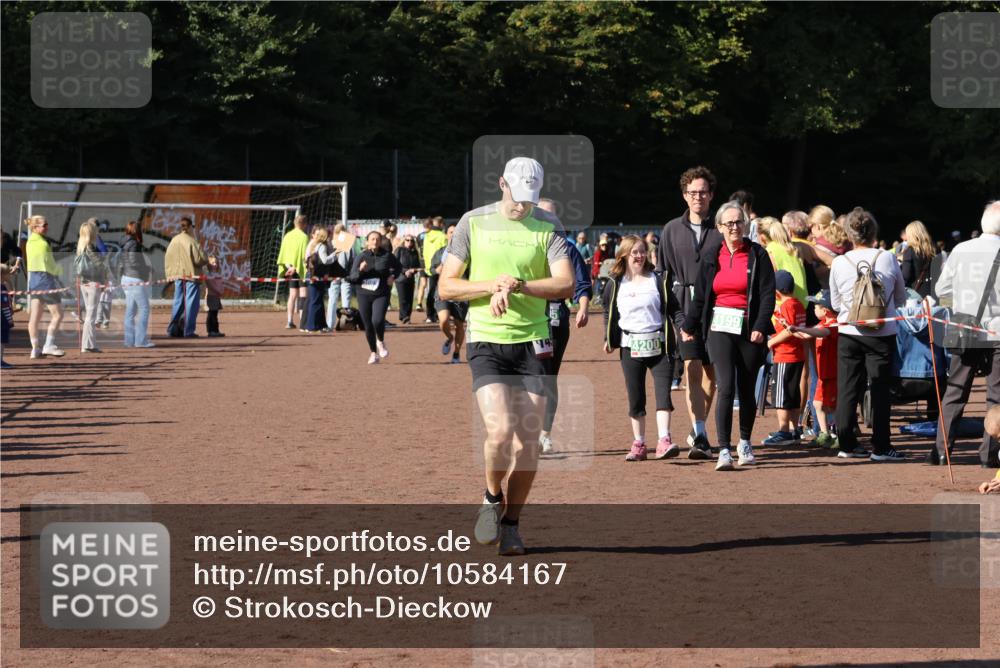 27.09.2026 - 35. Volkslauf durch das schöne Alstertal Strokosch-Dieckow http://msf.ph/oto/10584167 27.09.2026 11:40:06 Ziel 1450, 1698 meine-sportfotos.de
