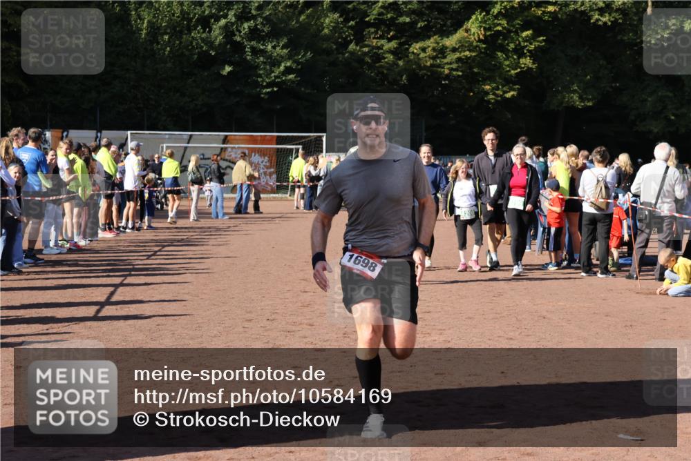 27.09.2026 - 35. Volkslauf durch das schöne Alstertal Strokosch-Dieckow http://msf.ph/oto/10584169 27.09.2026 11:40:05 Ziel 1450, 1698 meine-sportfotos.de