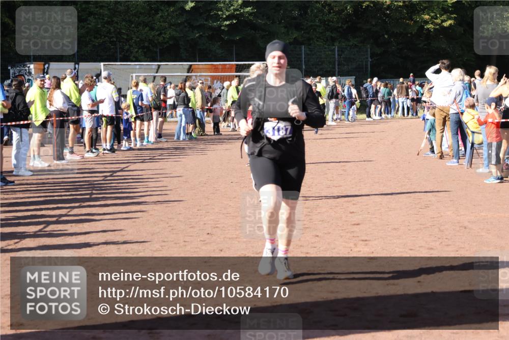 27.09.2026 - 35. Volkslauf durch das schöne Alstertal Strokosch-Dieckow http://msf.ph/oto/10584170 27.09.2026 11:37:20 Ziel 1441, 3187, 3324, 3974 meine-sportfotos.de