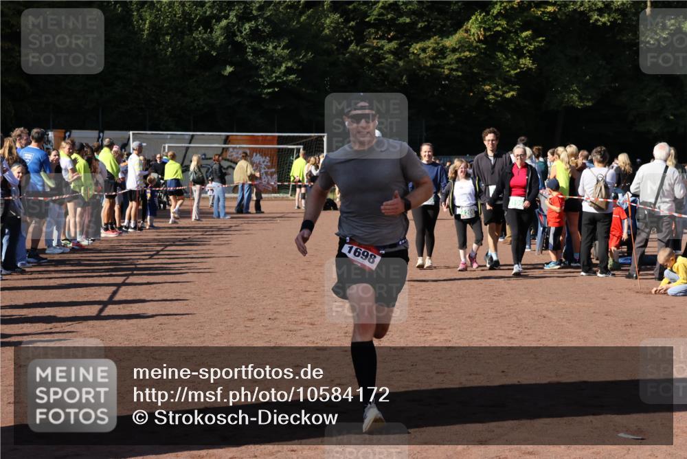 27.09.2026 - 35. Volkslauf durch das schöne Alstertal Strokosch-Dieckow http://msf.ph/oto/10584172 27.09.2026 11:40:05 Ziel 1450, 1698 meine-sportfotos.de