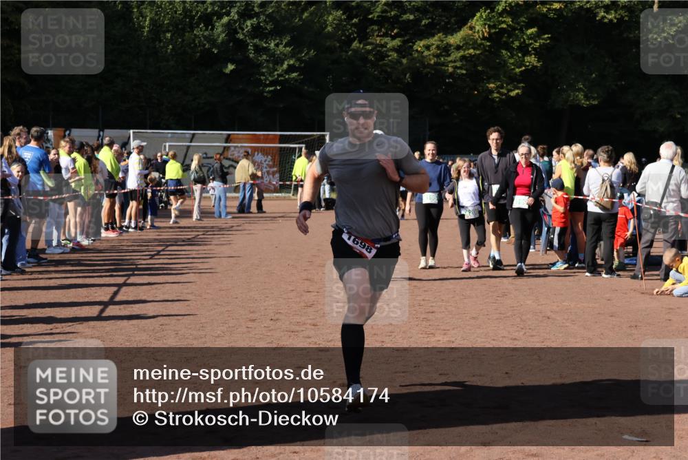 27.09.2026 - 35. Volkslauf durch das schöne Alstertal Strokosch-Dieckow http://msf.ph/oto/10584174 27.09.2026 11:40:05 Ziel 1450, 1698 meine-sportfotos.de