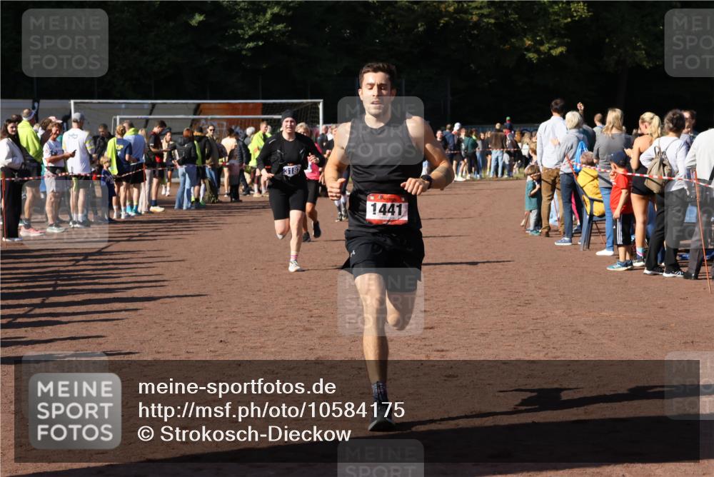 27.09.2026 - 35. Volkslauf durch das schöne Alstertal Strokosch-Dieckow http://msf.ph/oto/10584175 27.09.2026 11:37:17 Ziel 1441, 3096, 3097, 3187, 3974 meine-sportfotos.de