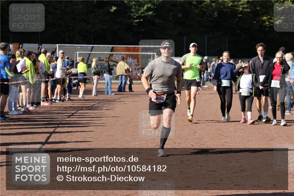 27.09.2026 - 35. Volkslauf durch das schöne Alstertal Strokosch-Dieckow http://msf.ph/oto/10584182 27.09.2026 11:40:04 Ziel 1450, 1698 meine-sportfotos.de