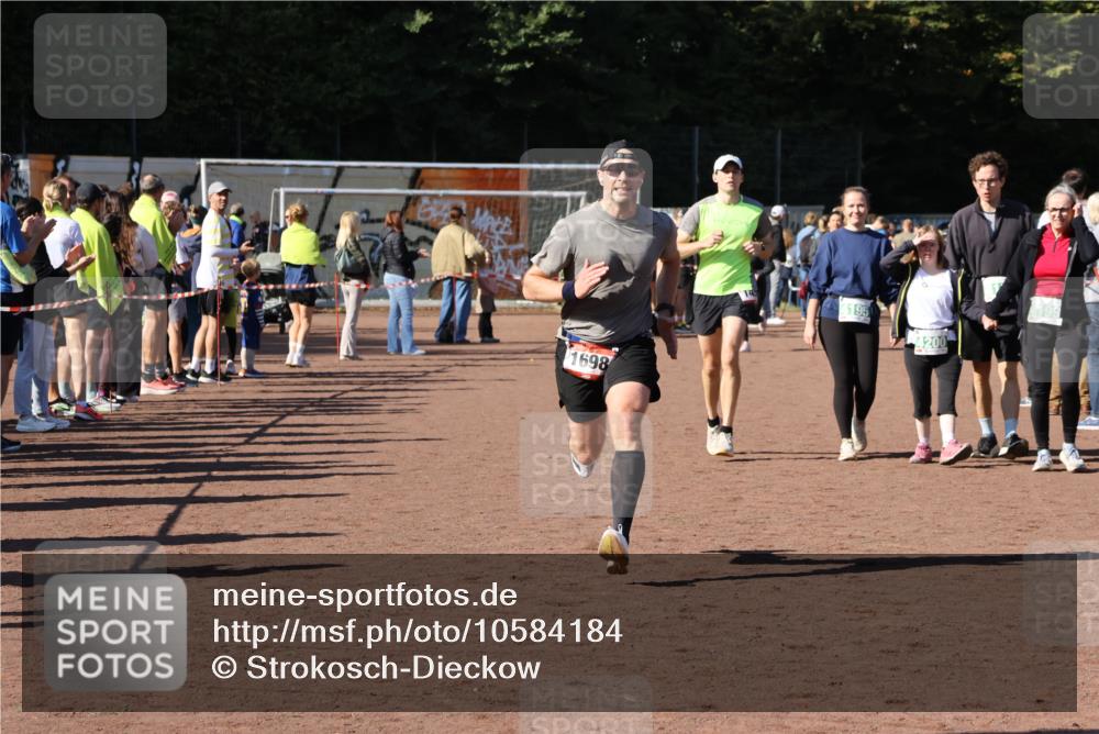 27.09.2026 - 35. Volkslauf durch das schöne Alstertal Strokosch-Dieckow http://msf.ph/oto/10584184 27.09.2026 11:40:04 Ziel 1450, 1698 meine-sportfotos.de