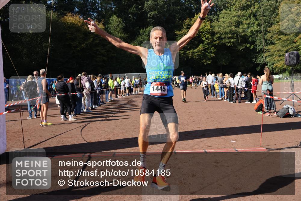 27.09.2026 - 35. Volkslauf durch das schöne Alstertal Strokosch-Dieckow http://msf.ph/oto/10584185 27.09.2026 11:37:09 Ziel 1441, 1445, 3096, 3097, 3386, 3387 meine-sportfotos.de