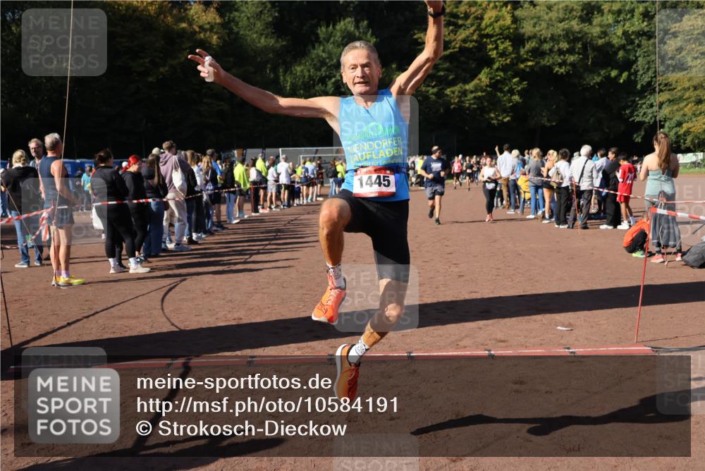 27.09.2026 - 35. Volkslauf durch das schöne Alstertal Strokosch-Dieckow http://msf.ph/oto/10584191 27.09.2026 11:37:09 Ziel 1441, 1445, 3096, 3097, 3386, 3387 meine-sportfotos.de