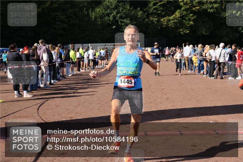 27.09.2026 - 35. Volkslauf durch das schöne Alstertal Strokosch-Dieckow http://msf.ph/oto/10584196 27.09.2026 11:37:09 Ziel 1441, 1445, 3096, 3097, 3386, 3387 meine-sportfotos.de