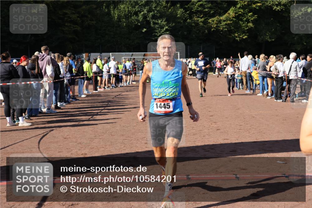 27.09.2026 - 35. Volkslauf durch das schöne Alstertal Strokosch-Dieckow http://msf.ph/oto/10584201 27.09.2026 11:37:08 Ziel 1445, 3096, 3097, 3386, 3387 meine-sportfotos.de