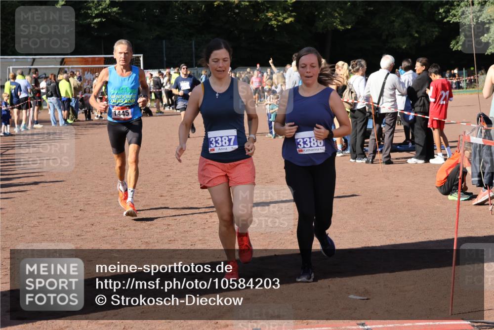 27.09.2026 - 35. Volkslauf durch das schöne Alstertal Strokosch-Dieckow http://msf.ph/oto/10584203 27.09.2026 11:37:06 Ziel 1445, 3096, 3097, 3386, 3387 meine-sportfotos.de